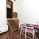 Casa vacanze Cozy In With Kitchen