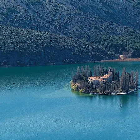 Semesterbostad Cozy In With Kitchen Šibenik